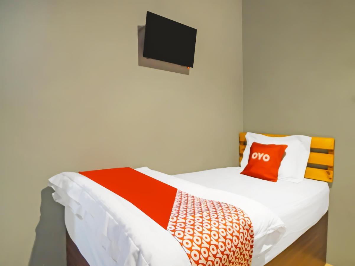 Oyo 990 Stadion Residence Syariah メダン エクステリア 写真